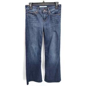Joe's Women's medium wash flare style Low Rise jeans in size 26 Classic
